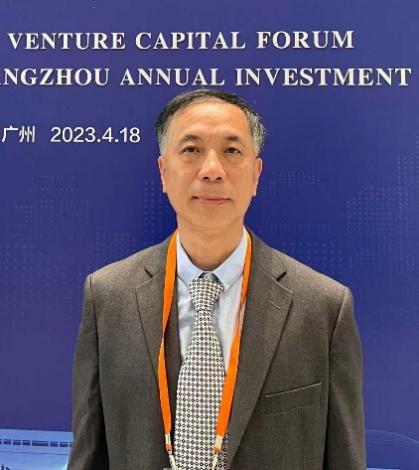 韦岗教授在活动现场的照片