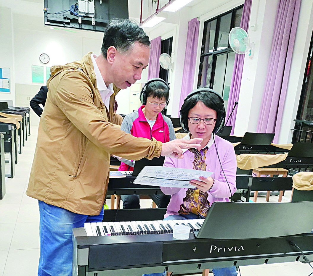 韦岗教授为学生讲解声手谱